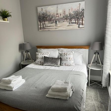 אברדייר Modern, Spacious And Central Location מראה חיצוני תמונה