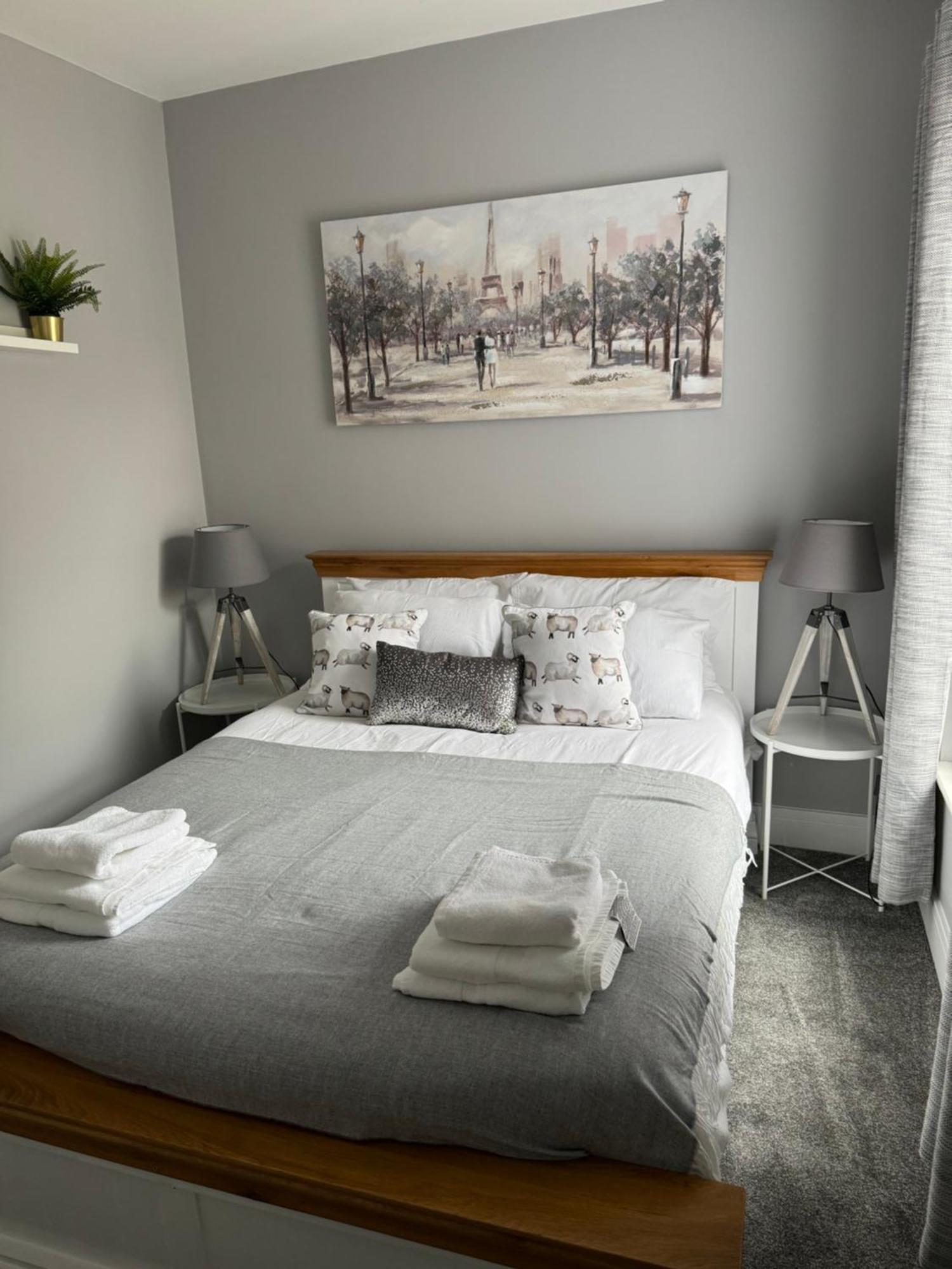 אברדייר Modern, Spacious And Central Location מראה חיצוני תמונה