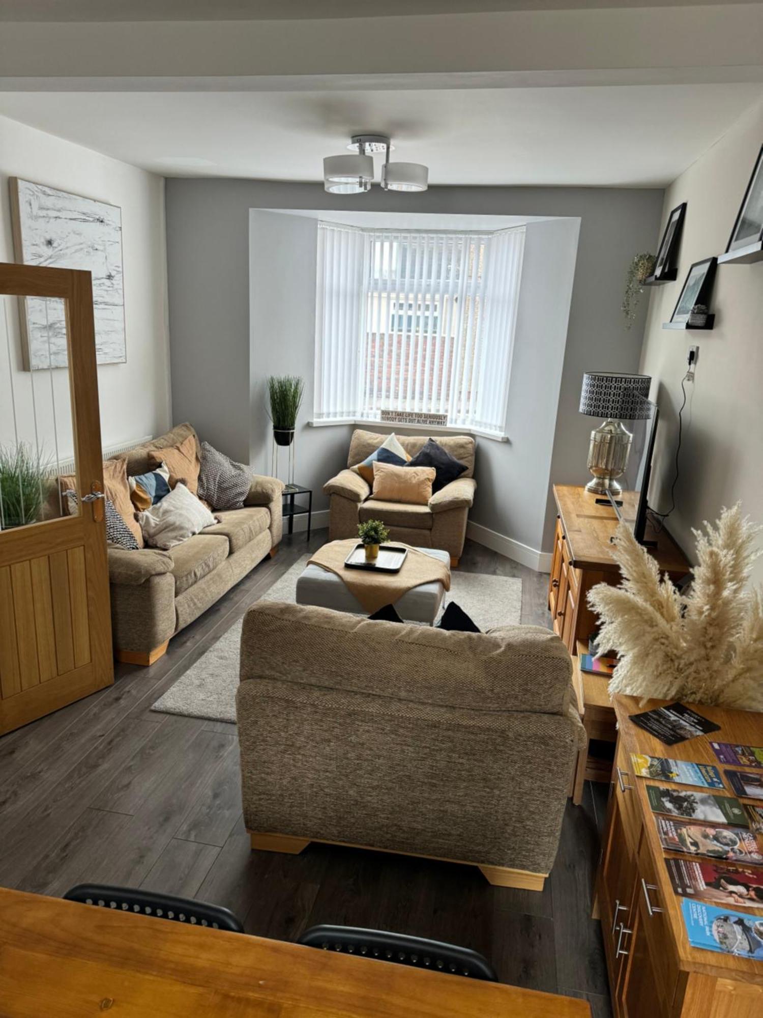 אברדייר Modern, Spacious And Central Location מראה חיצוני תמונה