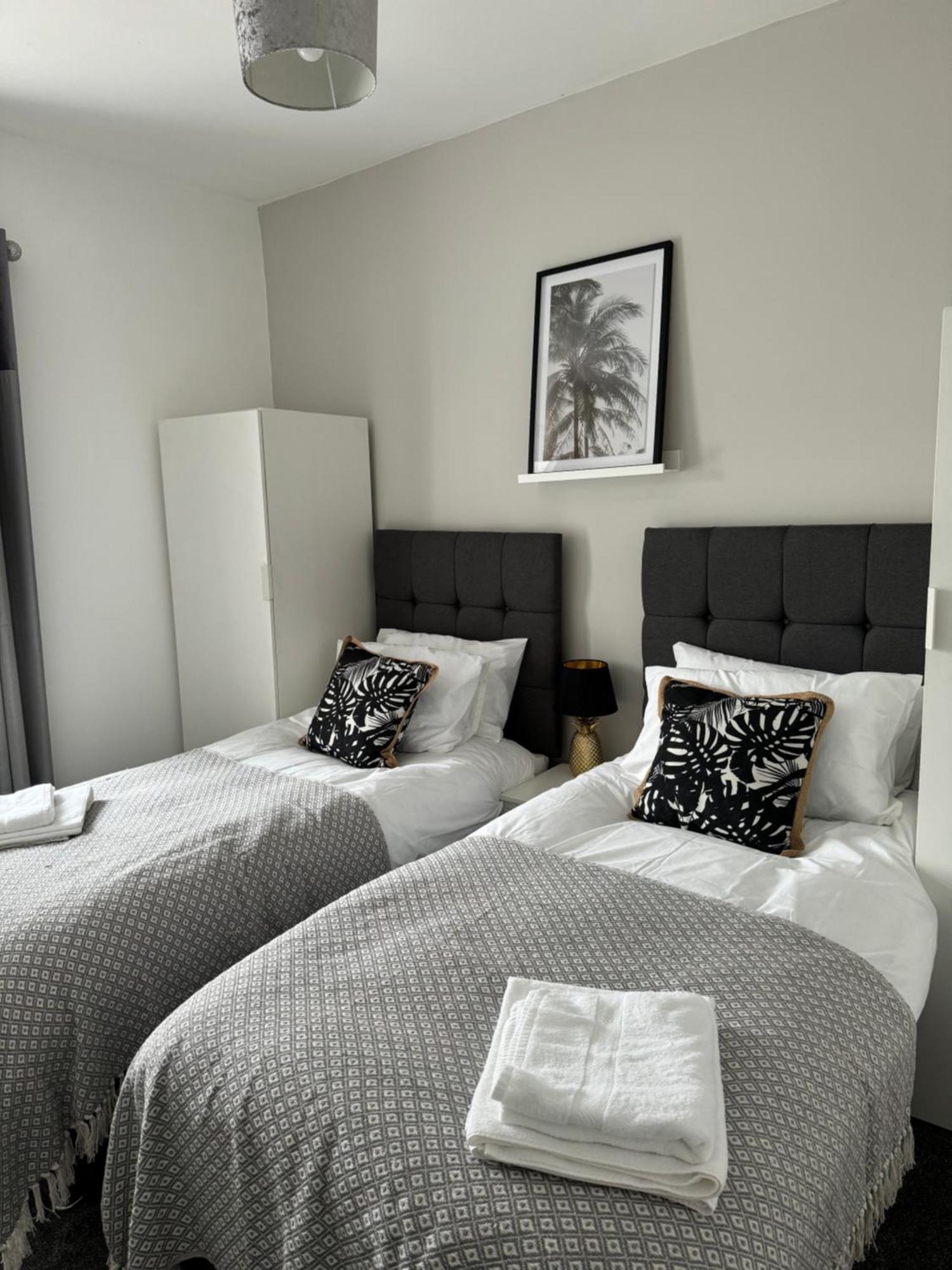 אברדייר Modern, Spacious And Central Location מראה חיצוני תמונה