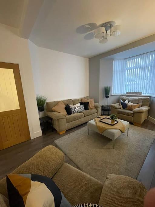 אברדייר Modern, Spacious And Central Location מראה חיצוני תמונה
