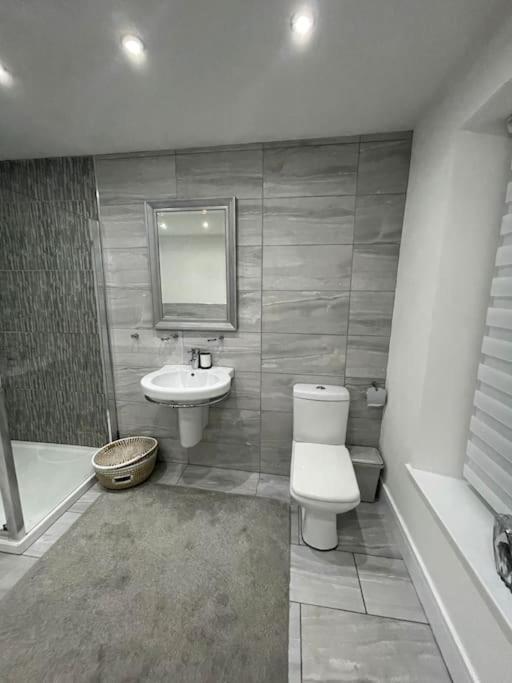 אברדייר Modern, Spacious And Central Location מראה חיצוני תמונה