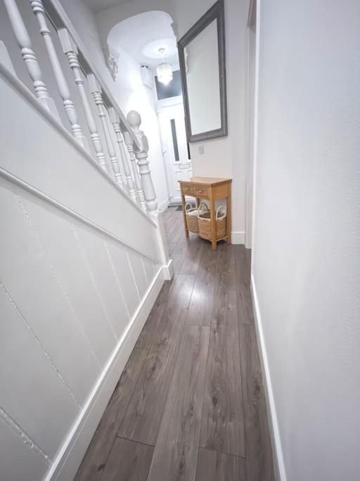 אברדייר Modern, Spacious And Central Location מראה חיצוני תמונה