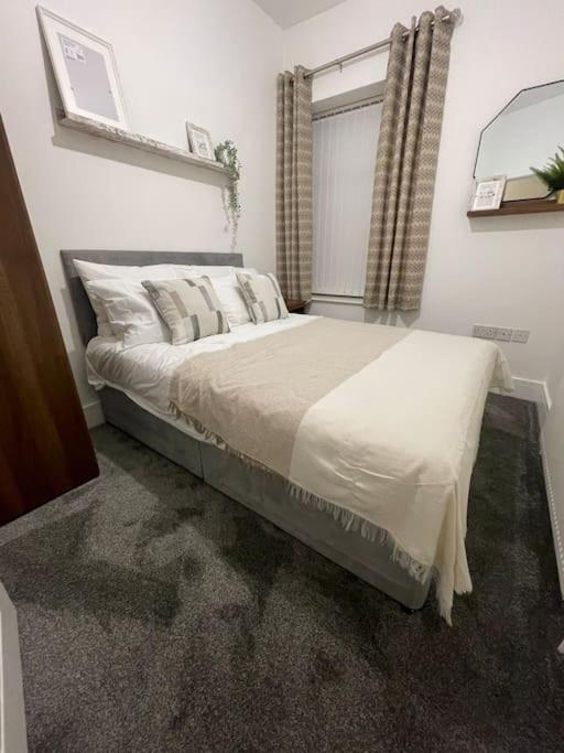אברדייר Modern, Spacious And Central Location מראה חיצוני תמונה