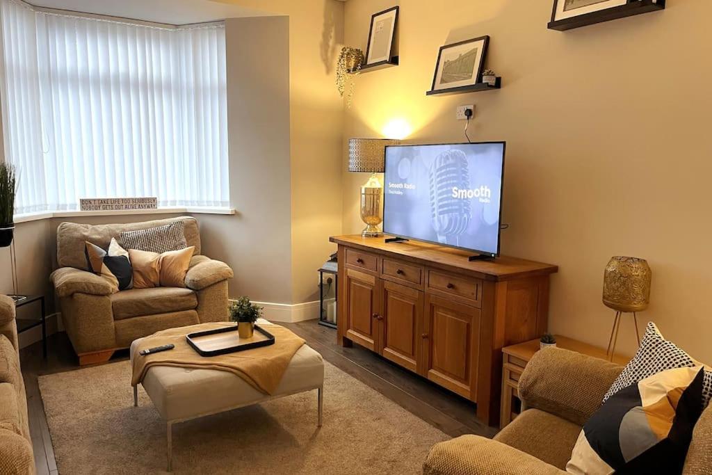 אברדייר Modern, Spacious And Central Location מראה חיצוני תמונה