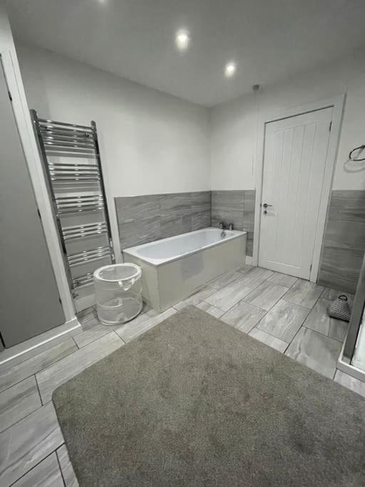 אברדייר Modern, Spacious And Central Location מראה חיצוני תמונה