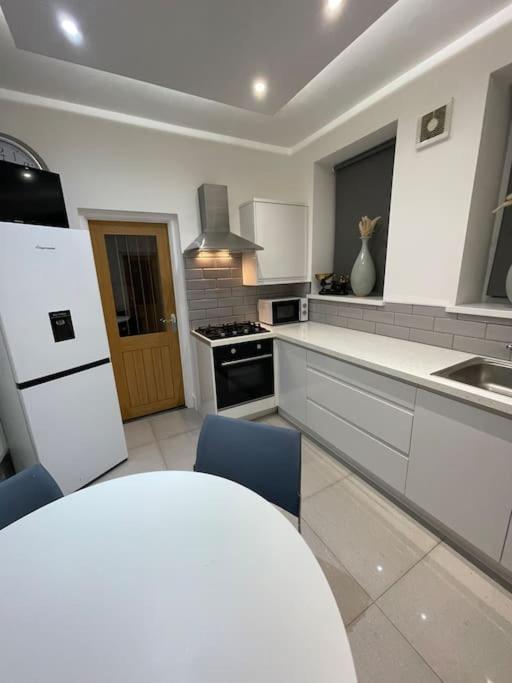 אברדייר Modern, Spacious And Central Location מראה חיצוני תמונה