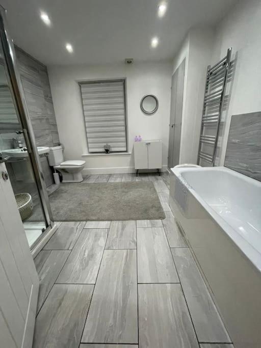 אברדייר Modern, Spacious And Central Location מראה חיצוני תמונה