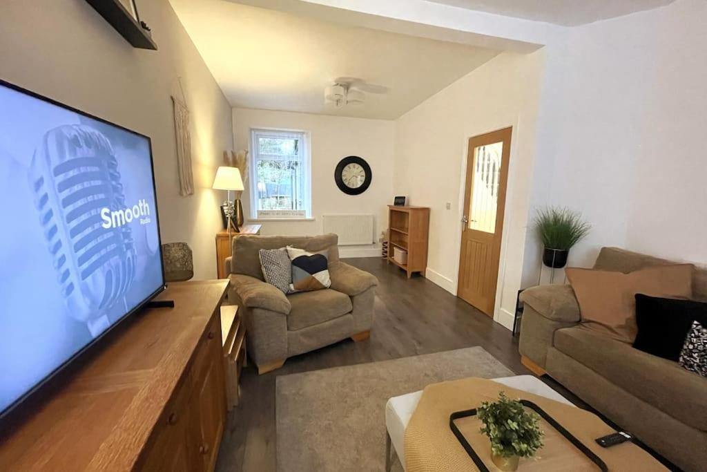 אברדייר Modern, Spacious And Central Location מראה חיצוני תמונה